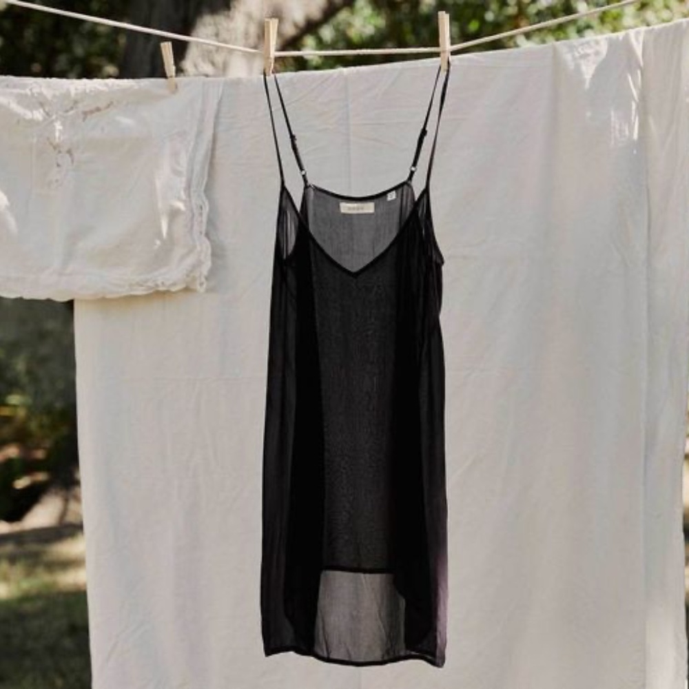 Doen Short Deep V-Neck Slip